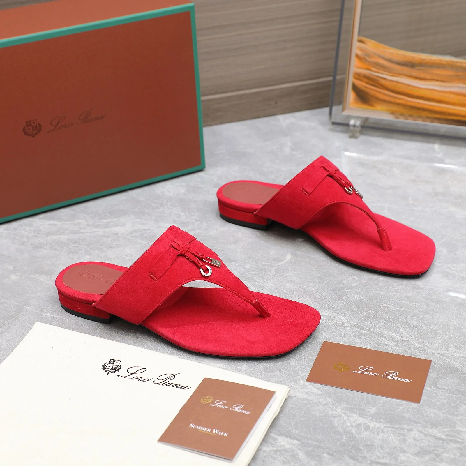 👟👟Ex-factory price 560👟👟 Purchasing-grade [Loro Piana] LP Mindil series T-strap thong sandals ✔️Top quality ✔️Soft sheep leather forms a tailor-made band that meets at the top of the upper and is fixed by a strong elastic ankle design. One is adorned with a discreet horn padlock, the other a gold circle badge. With its simple construction and sophisticated feel, these sandals are ideal for summer. ✔️Material: imported sheepskin fabric, sheepskin lining and feet ✔️Imported genuine leather outsole ✔️Code number: 35-42 (35/41/42 custom-made, non-refundable)